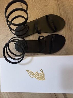 Ancient Greek Sandals Black Spiral-Strap Sandal Box Illustration